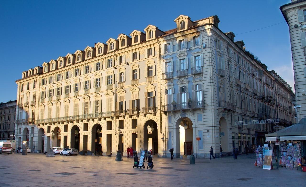 Vista Exterior Piazza Castello Suite