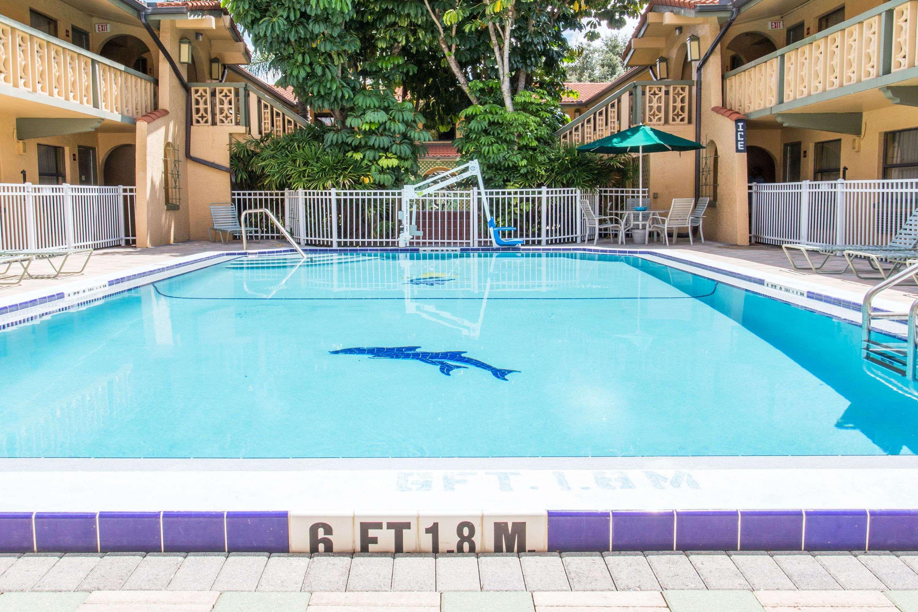 Vista Piscina Quality Inn and Suites