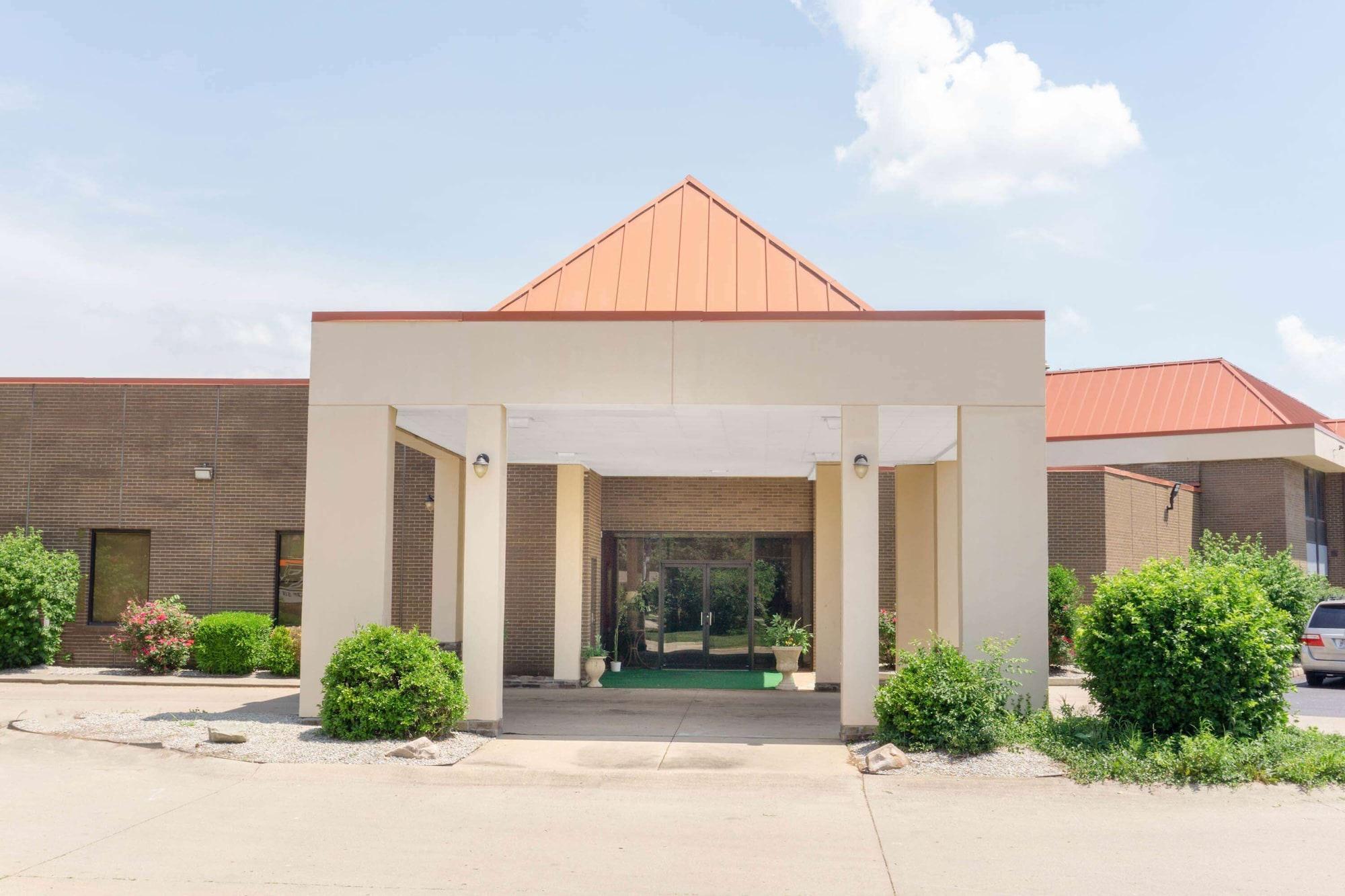 Varios Super 8 by Wyndham Harrison OH
