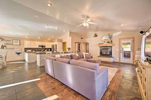 Alquiler Vacacional - Mtn-view Flagstaff Getaway w/ Outdoor Bar!