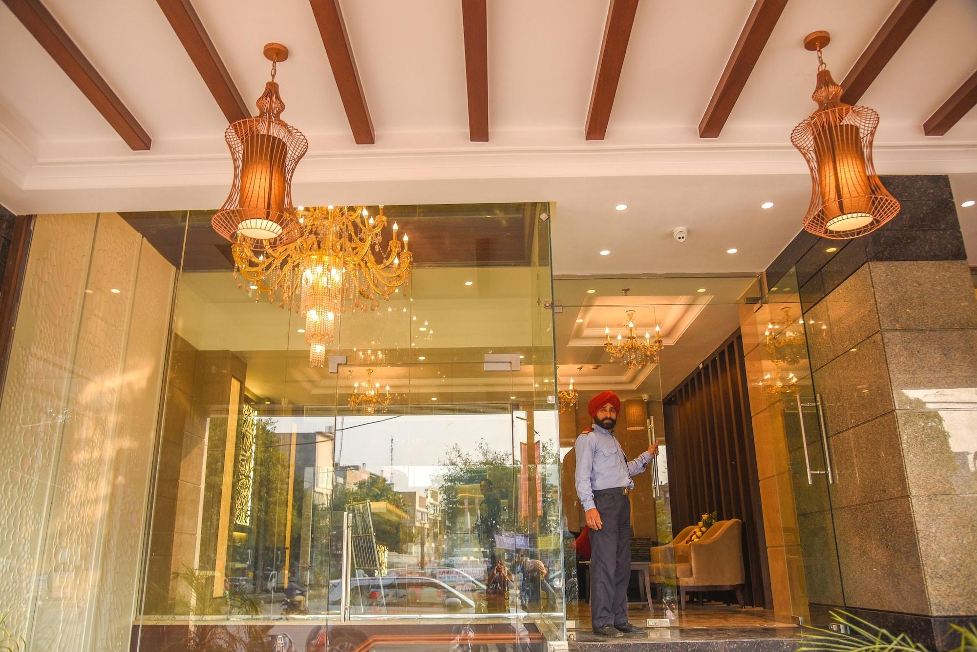 Vista Exterior Bharawan Clarks Inn Express