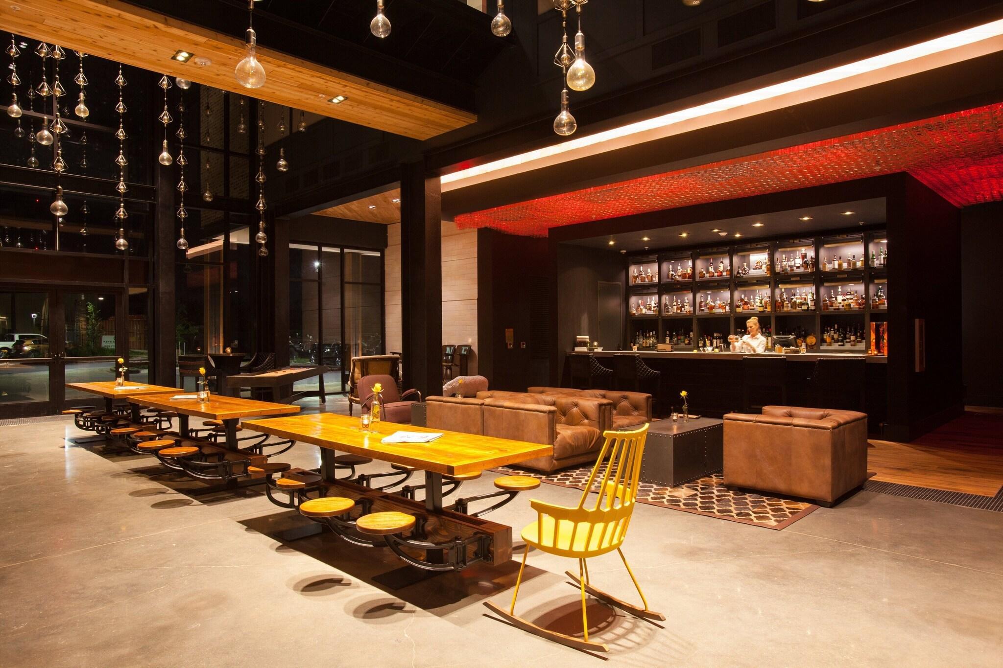 Bar/Salón The George, by Valencia Hotel Collection