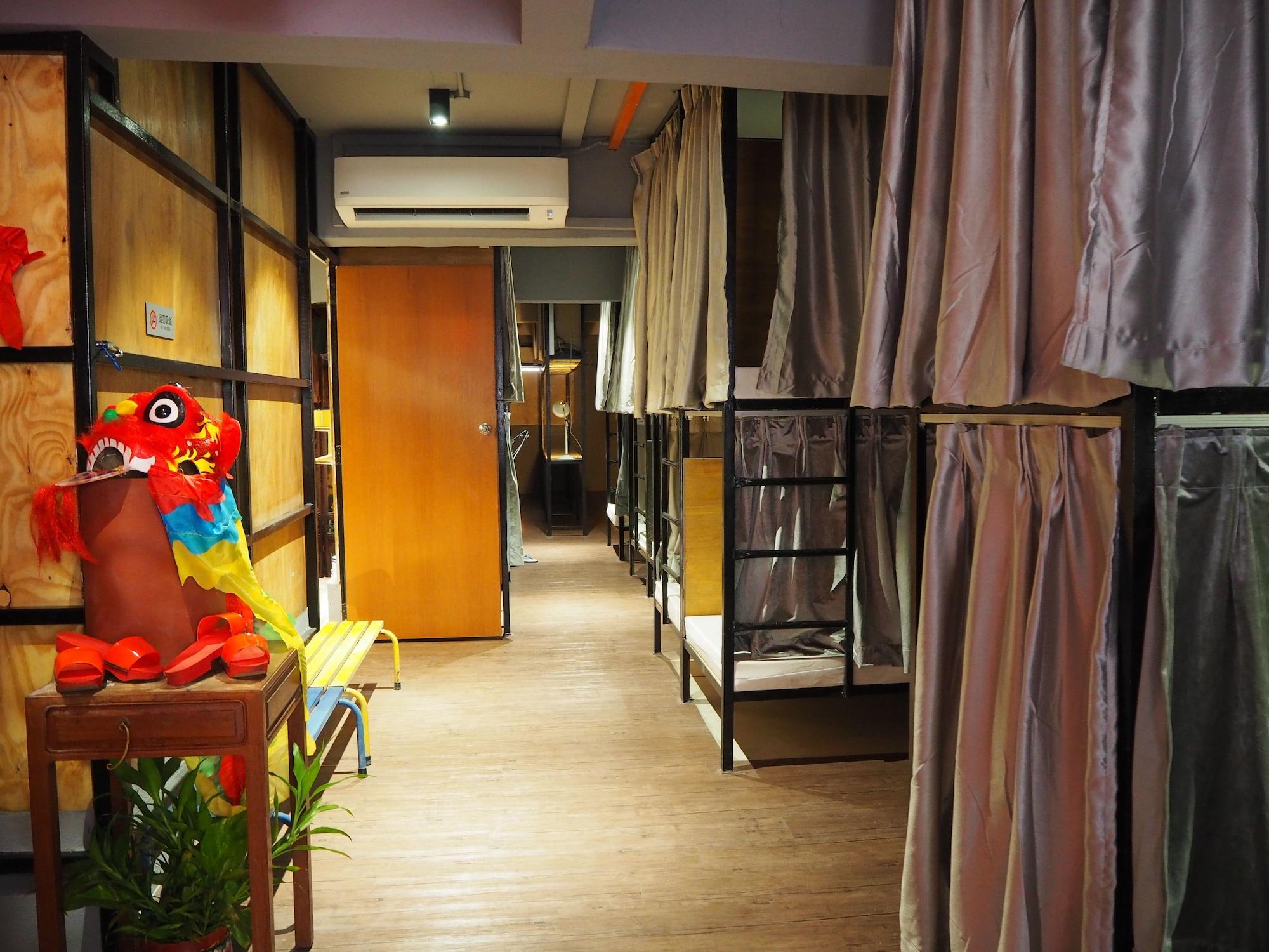 Varios Leo Backpackers Central Market