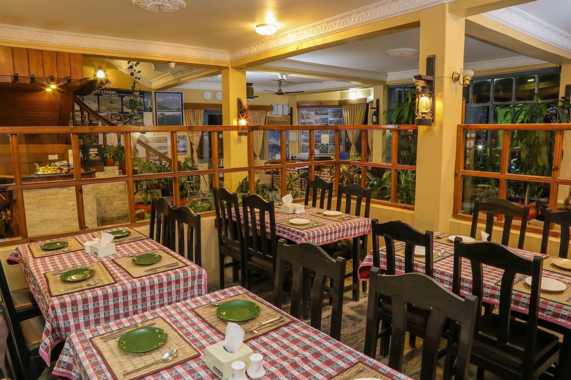 Restaurant The Silver Oaks Inn