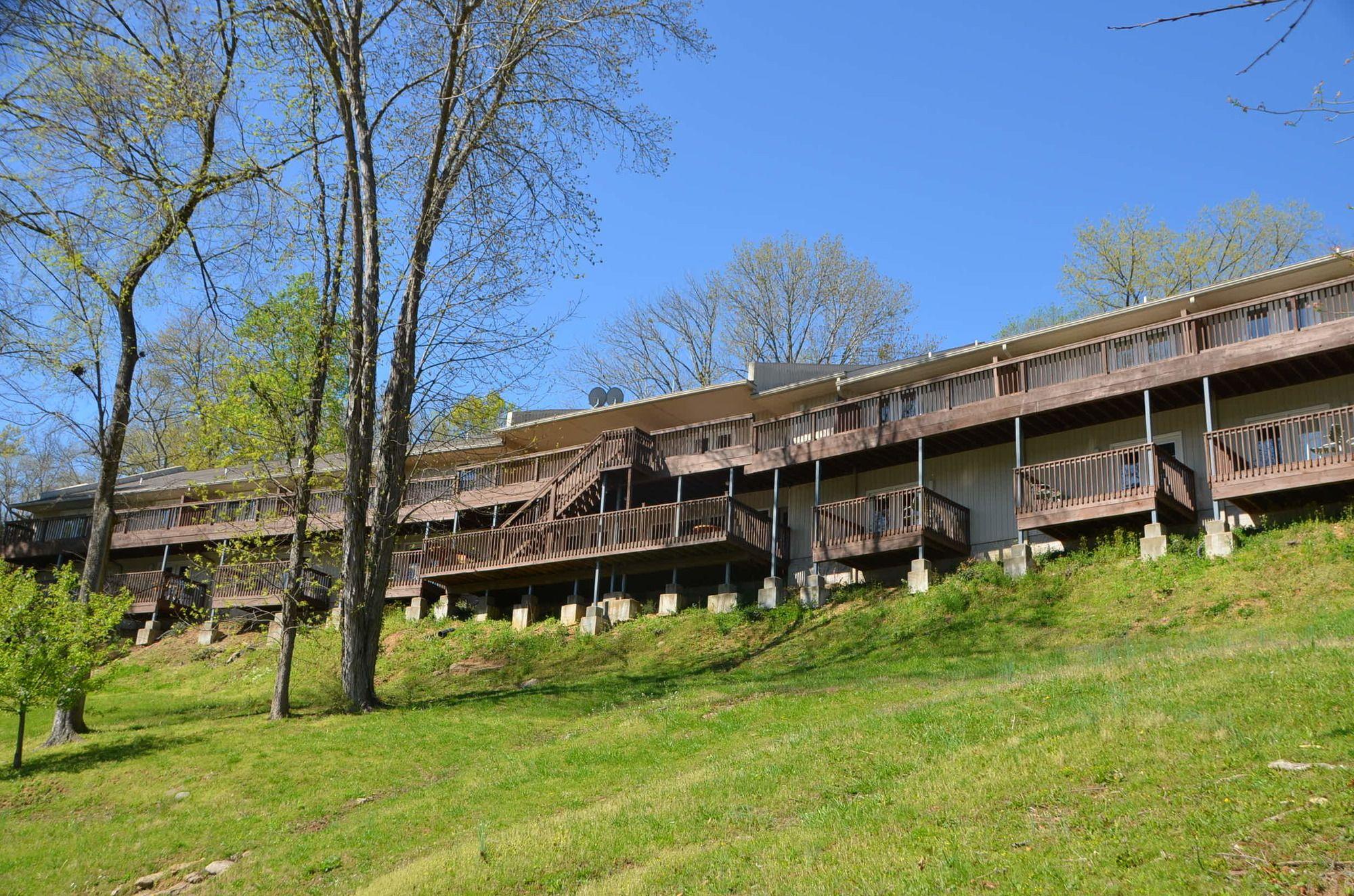 Vista Exterior The Retreat at Center Hill Lake