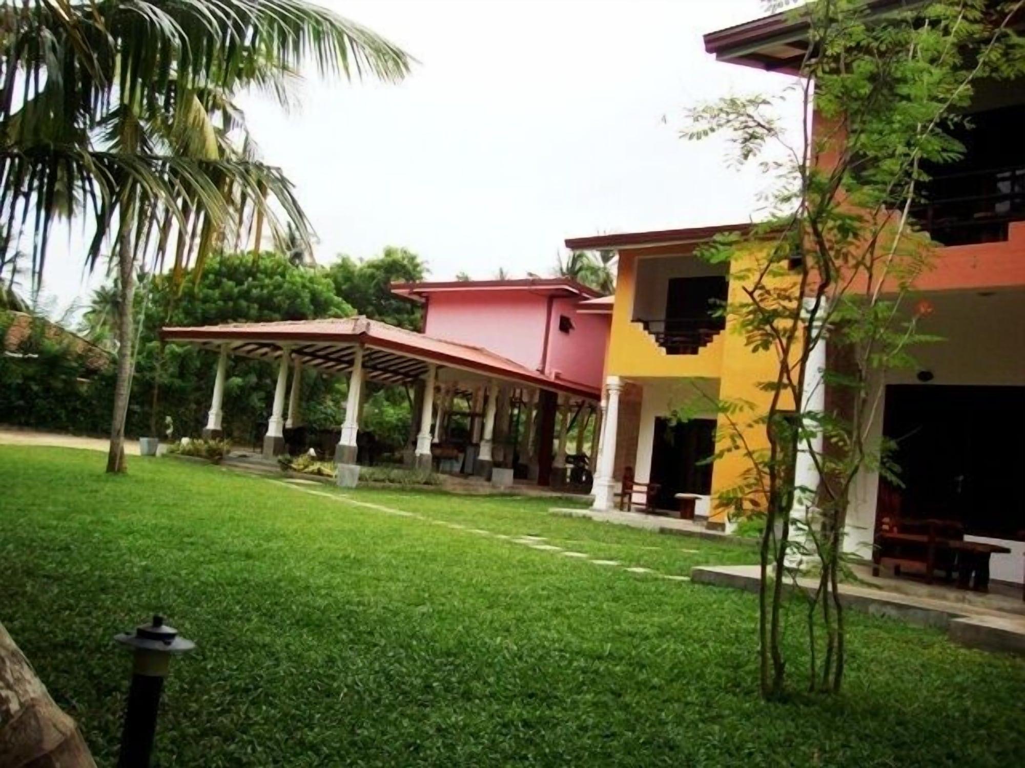 Varios Riverside Cabanas