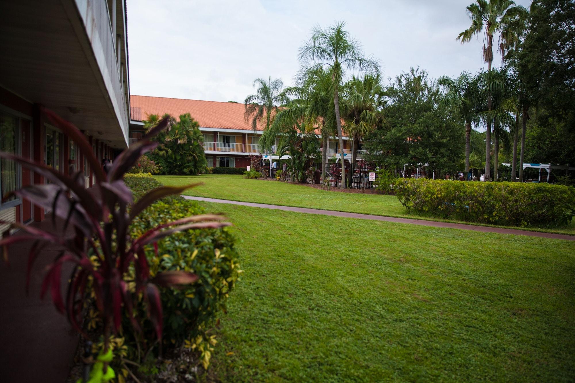 Vista Exterior Days Inn by Wyndham Cocoa Cruiseport West At I-95/524