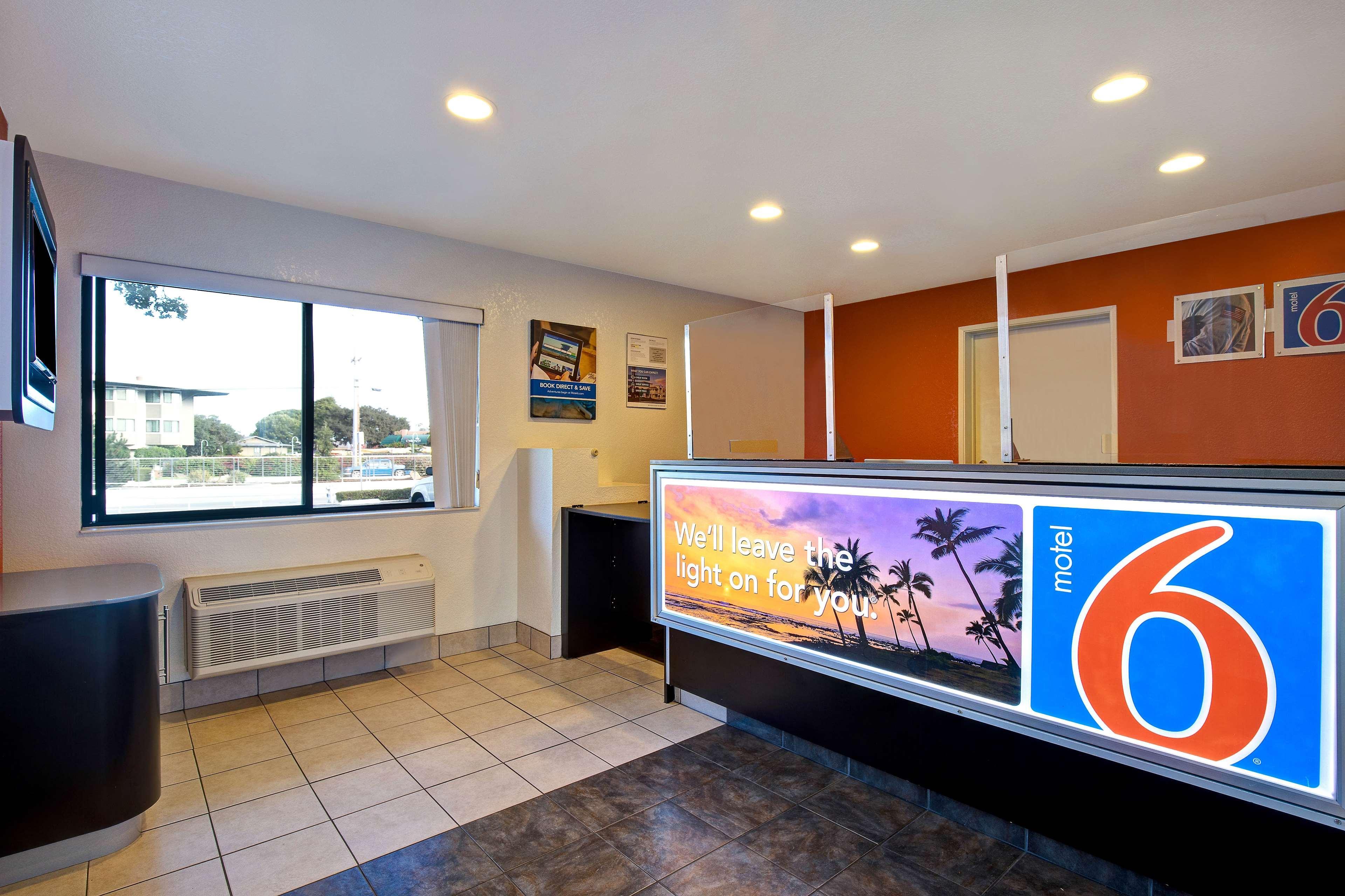 Vista Lobby Motel 6 Monterey, CA