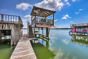 Alquiler Vacacional - 'all Decked Out' Home on Cherry Lake w/ Dock!