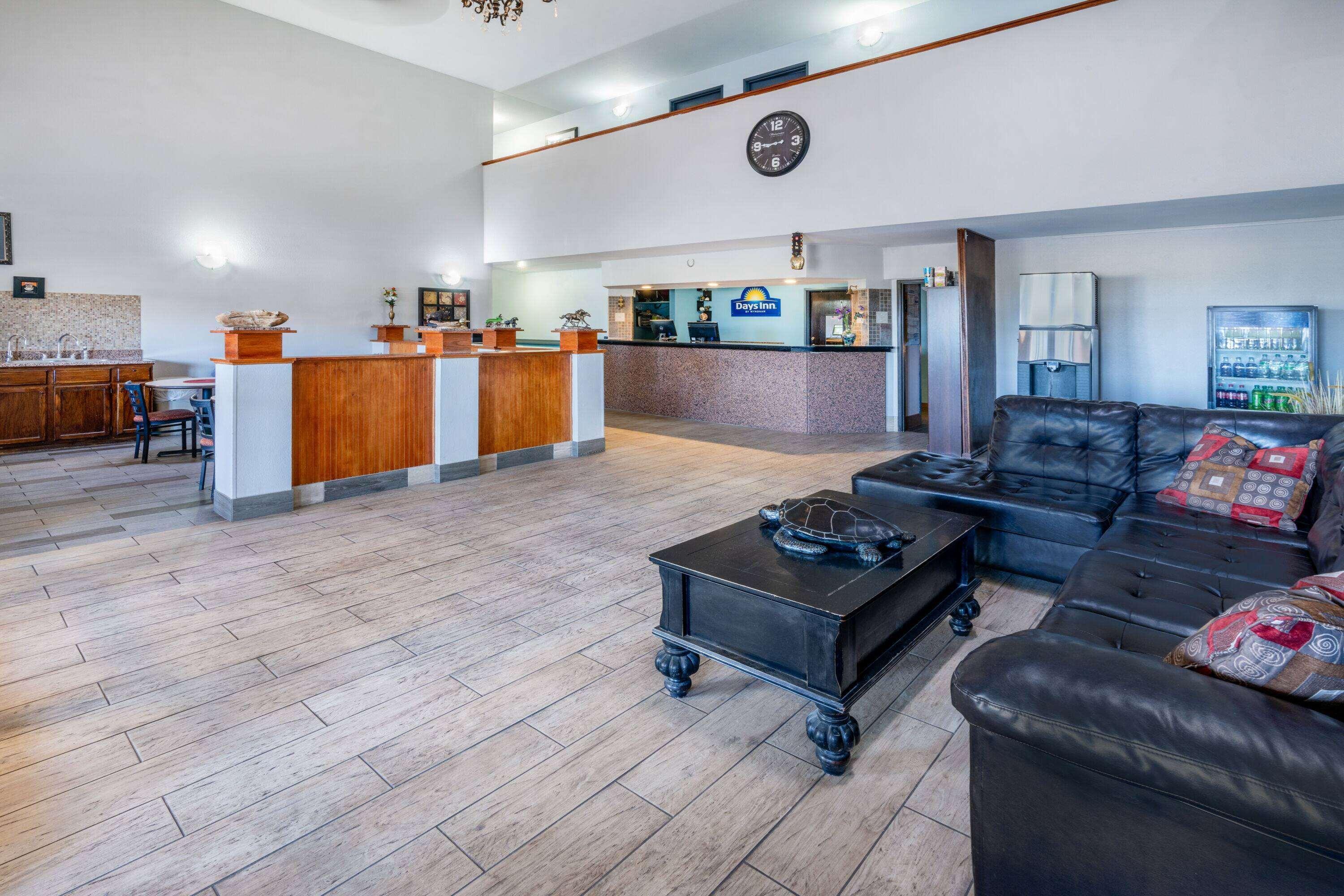 Vista Lobby Days Inn by Wyndham Lamar