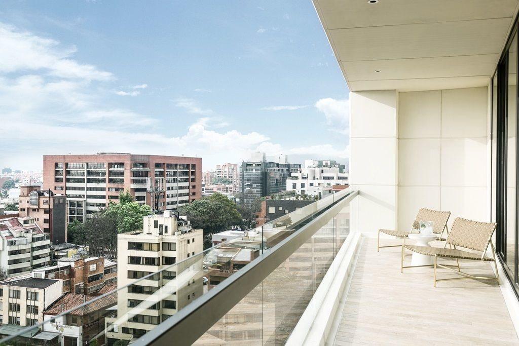 Equipamiento de Habitación 8010 Urban Living Luxury Home Experiences.