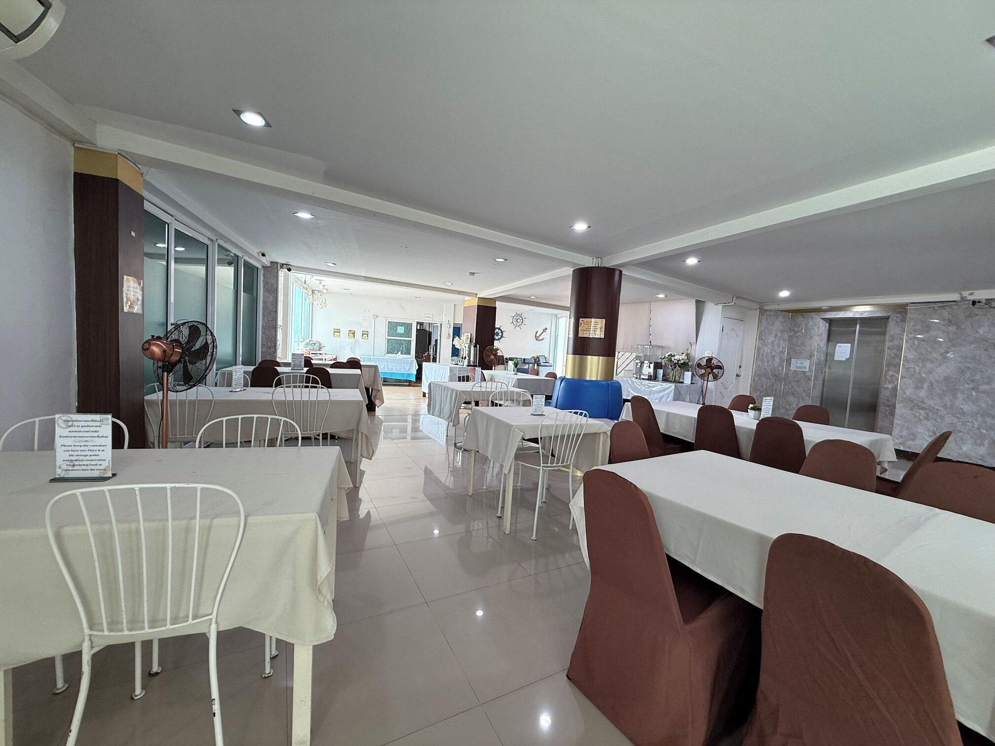 Restaurant Bed by Cruise at Samakkhi-Tivanont