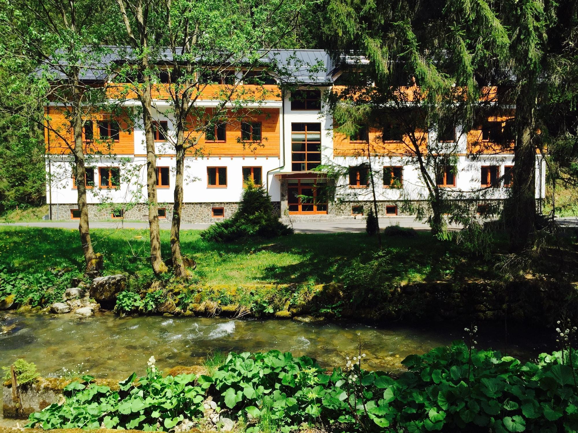 Vista Exterior Riverside Jasna