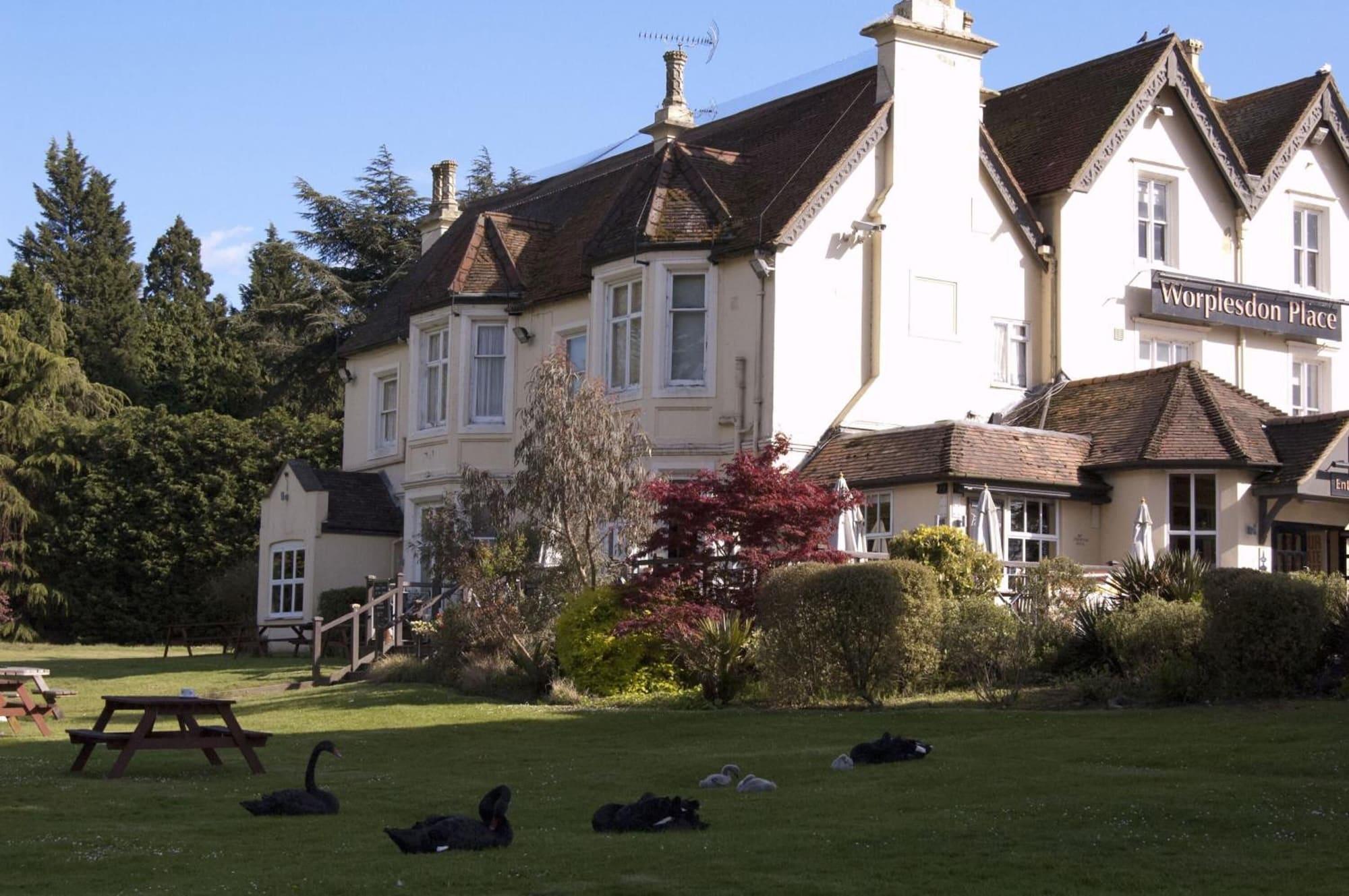 Vista Exterior Worplesdon Place Hotel