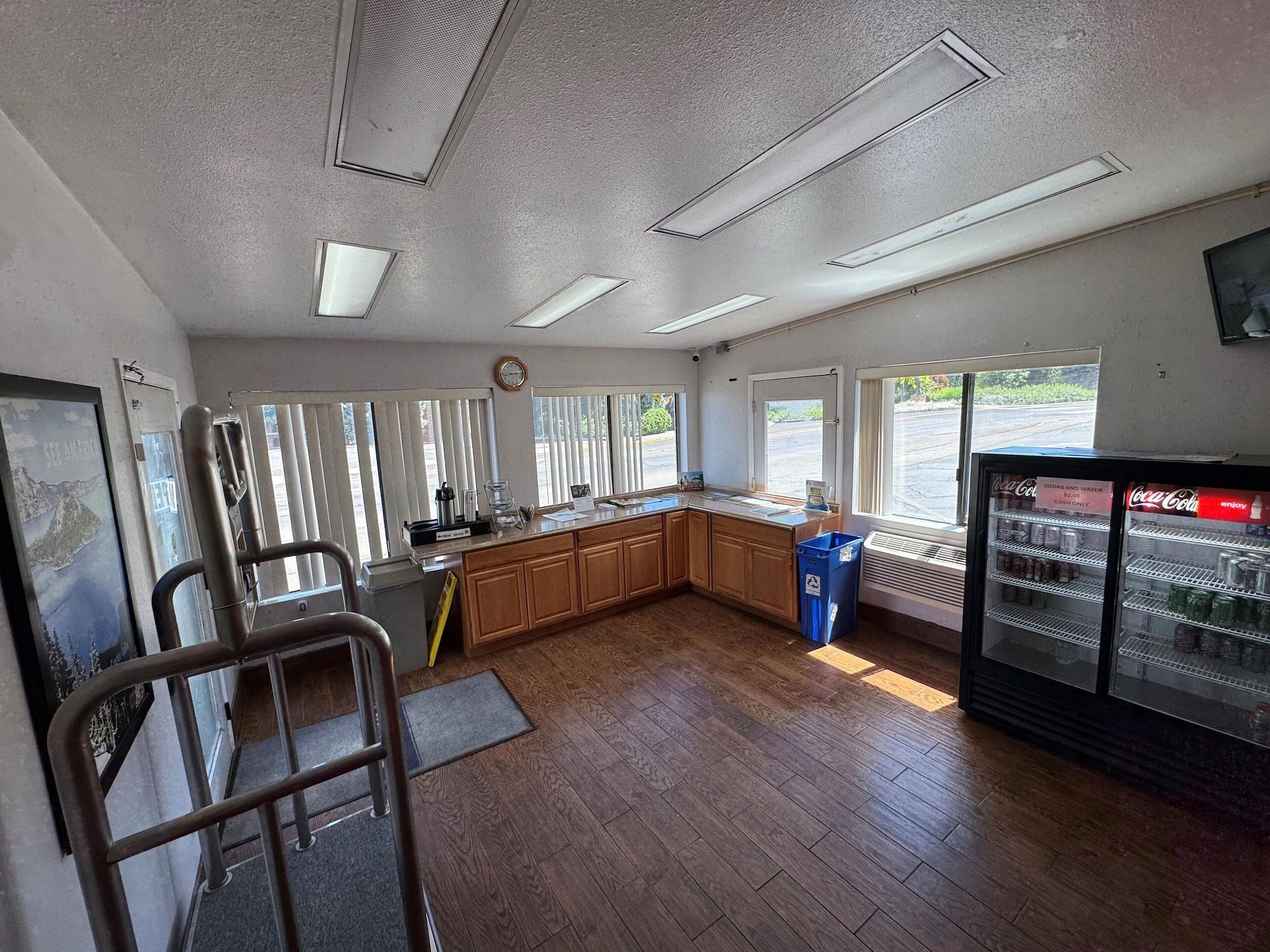 Vista Lobby Travelodge by Wyndham Klamath Falls