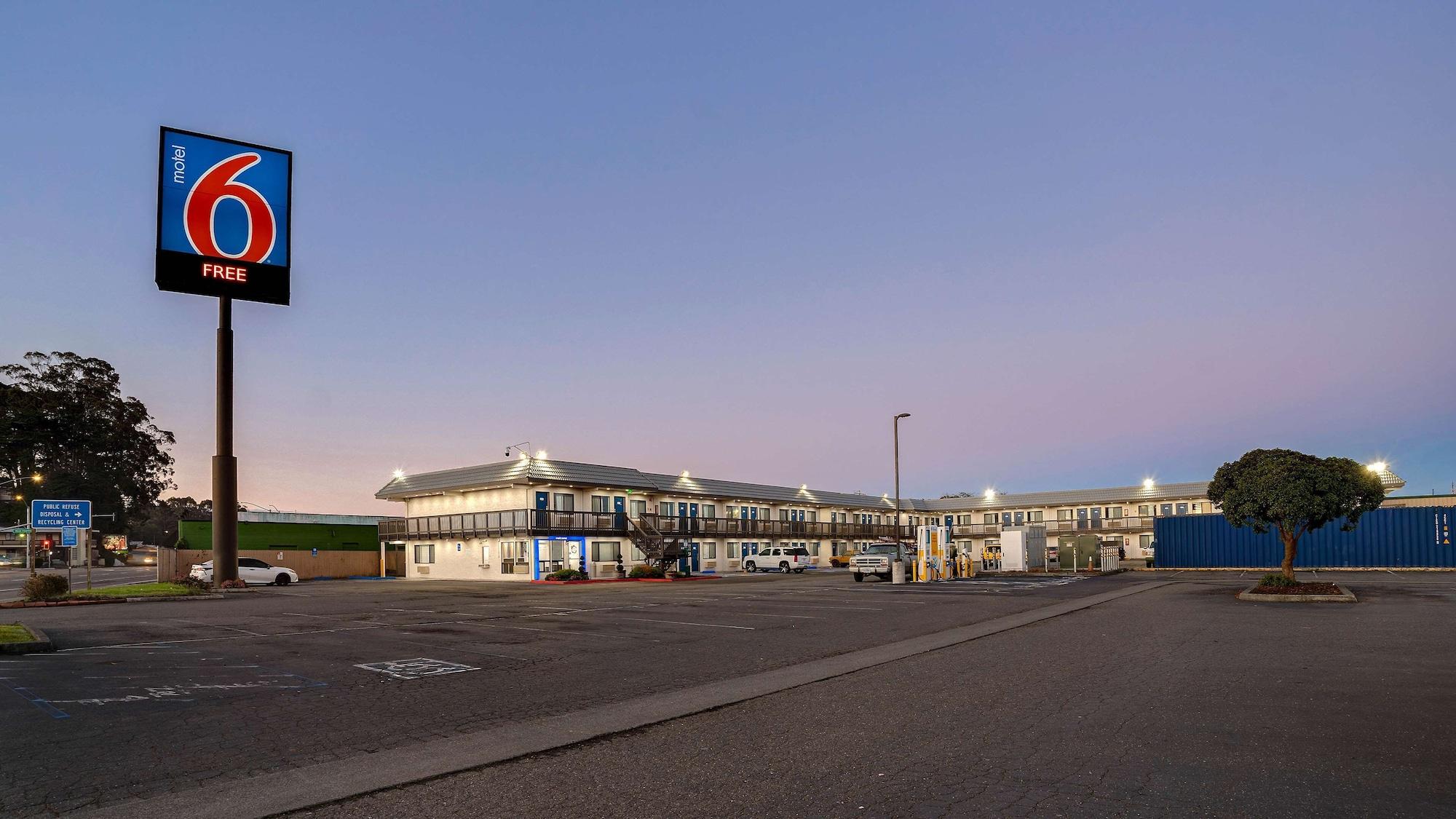Vista Exterior Motel 6 Eureka, CA – Redwood Coast
