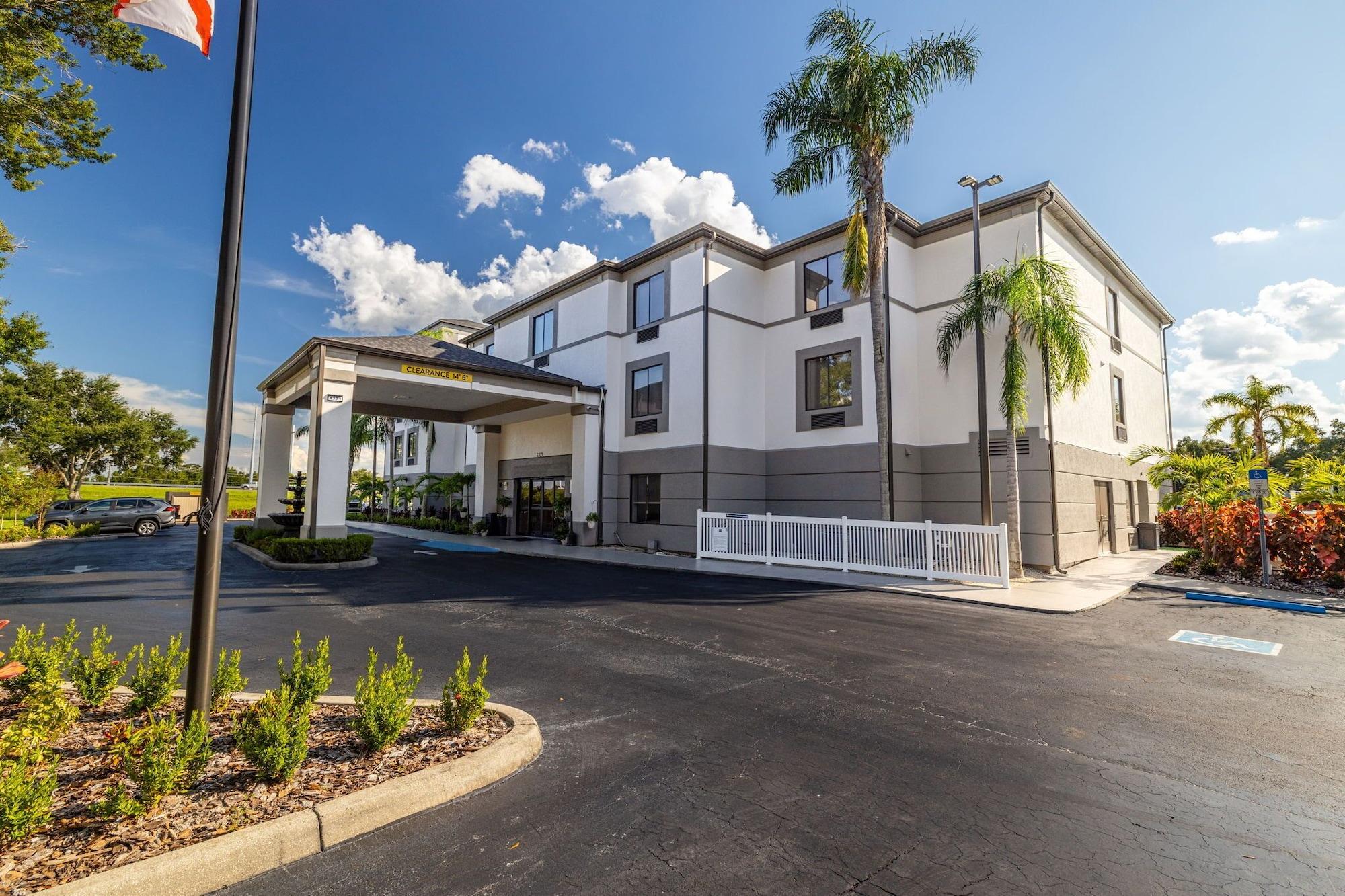 Vista Exterior Clarion Pointe Lakeland I-4