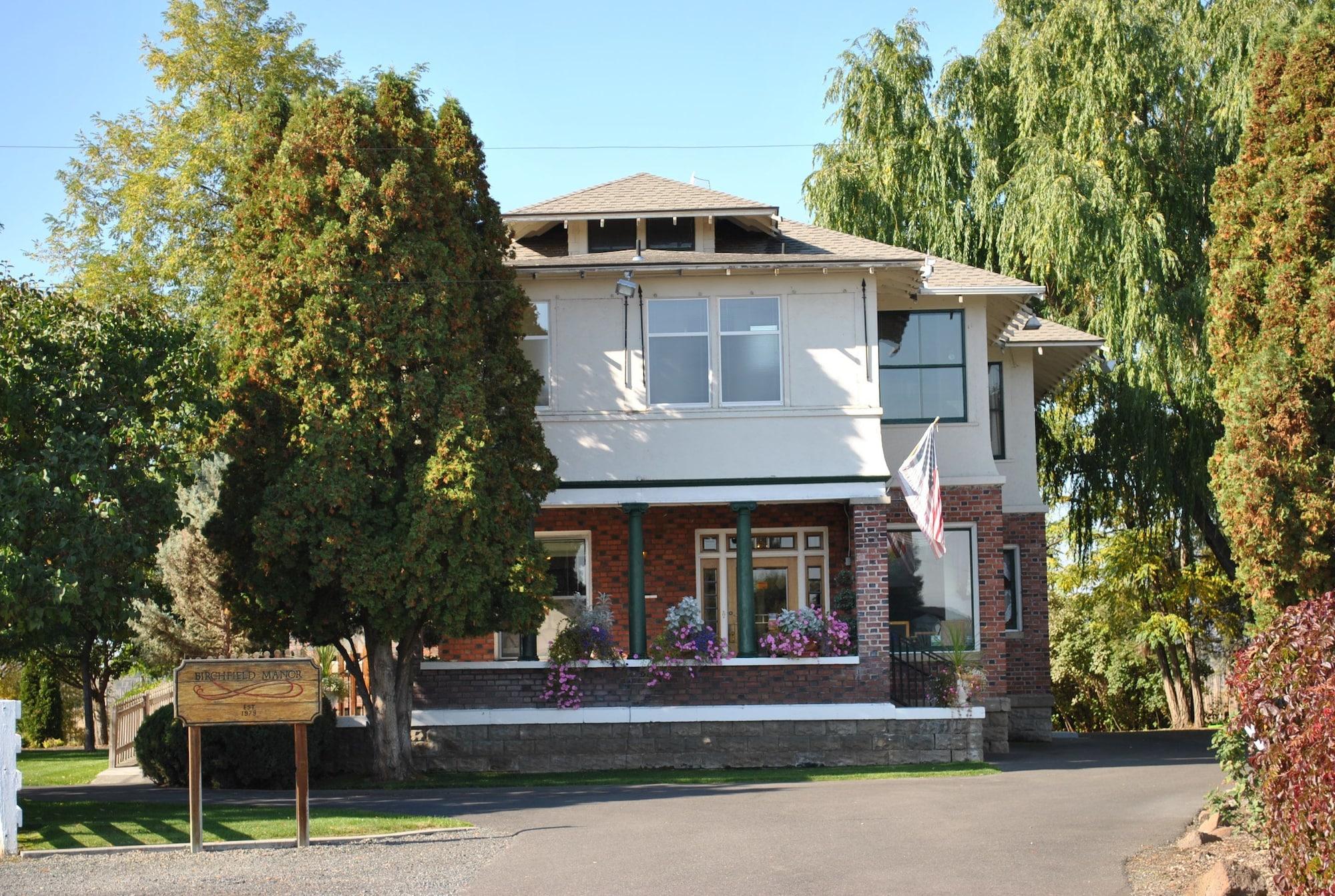 Vista Exterior Birchfield Manor Inn and Restaurant