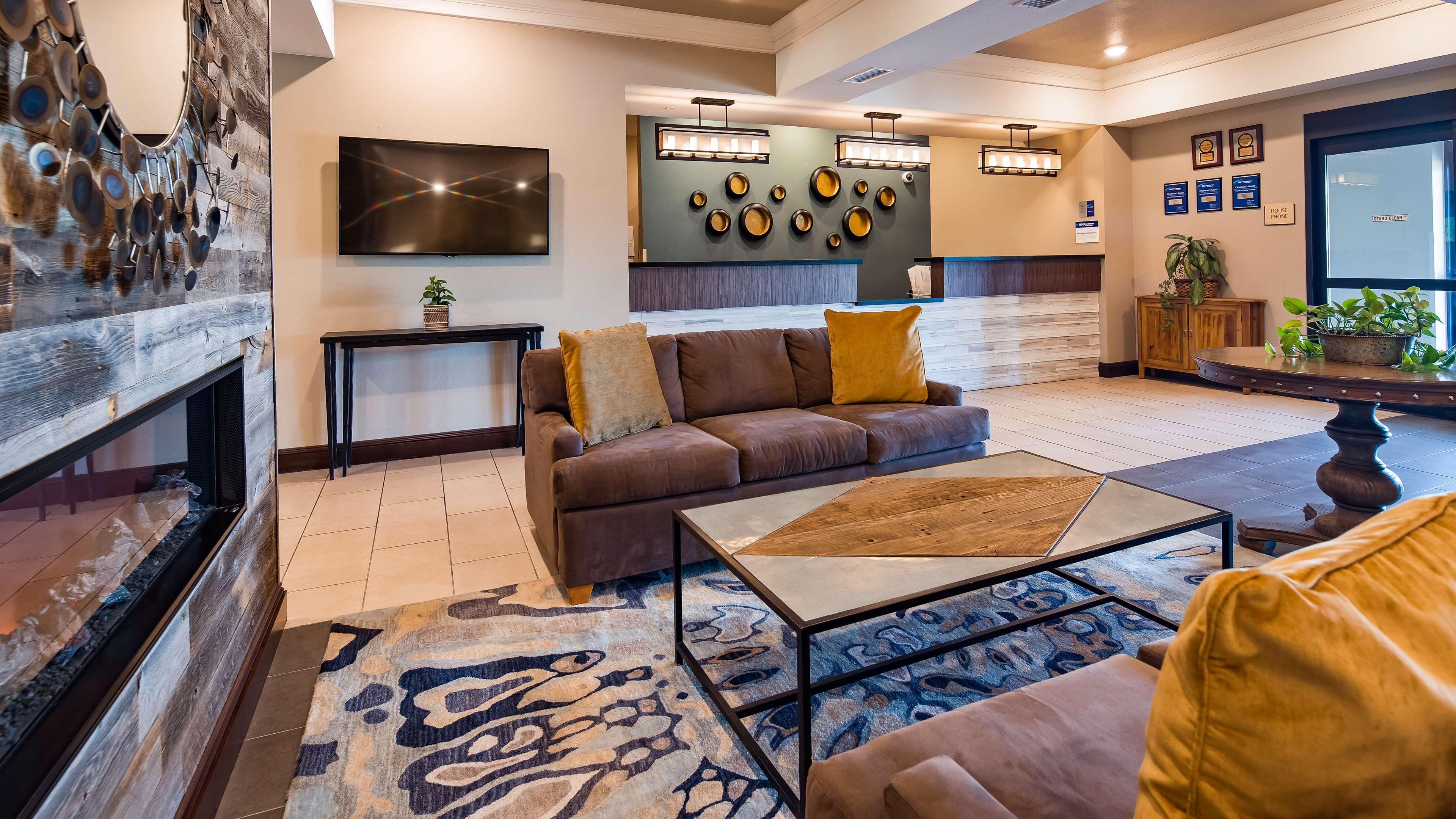 Vista Lobby Best Western Plus Overland Inn