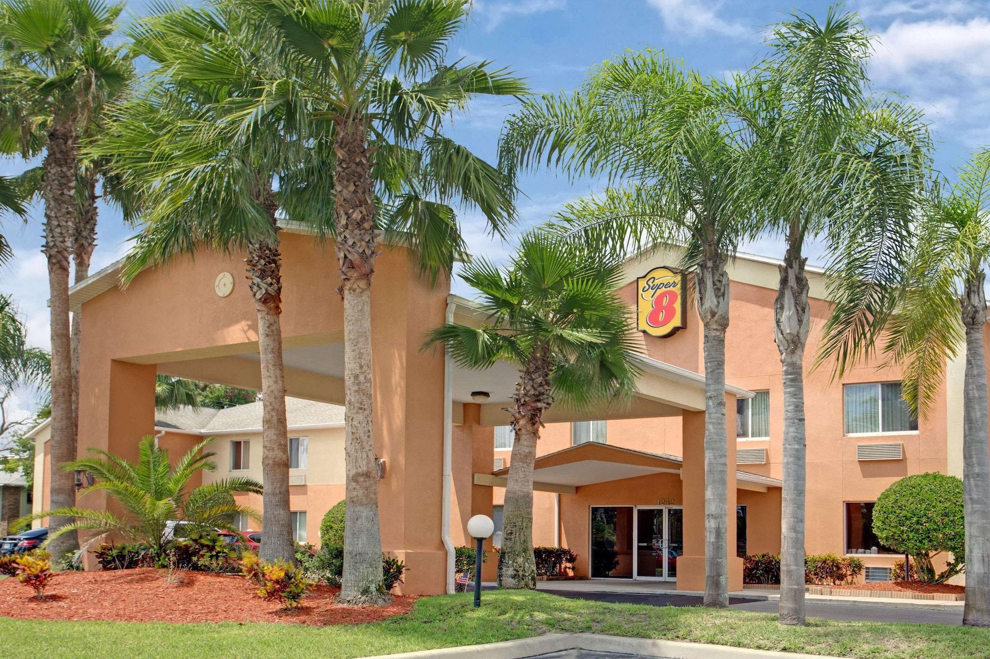 Varios Super 8 by Wyndham Daytona Beach