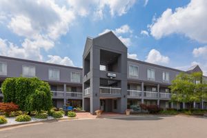 Pacote - Howard Johnson by Wyndham Romulus Detroit Metro Airport