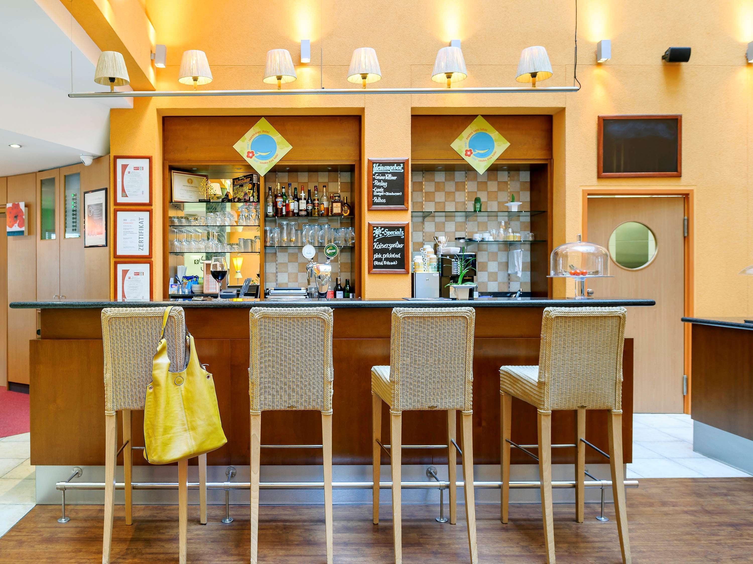 Bar/Salón ibis Wien City