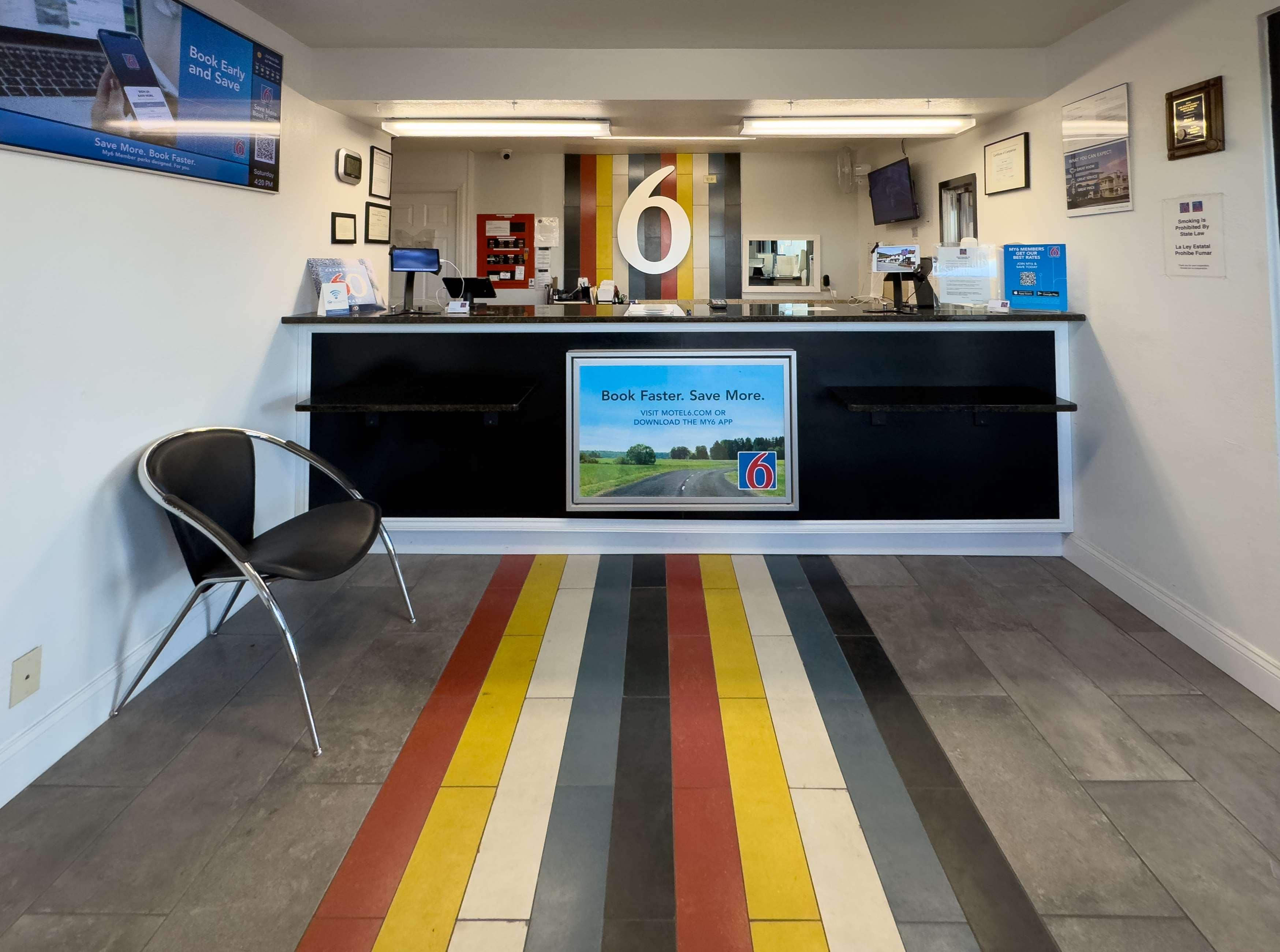 Vista Lobby Motel 6 Janesville, WI