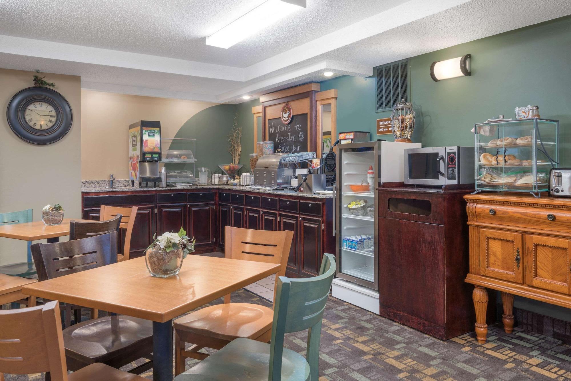 Restaurant AmericInn by Wyndham Little Falls