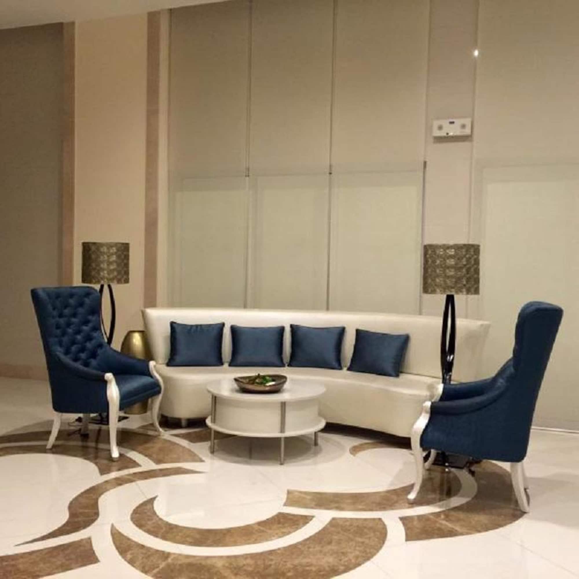 Vista Lobby Henry's Newport