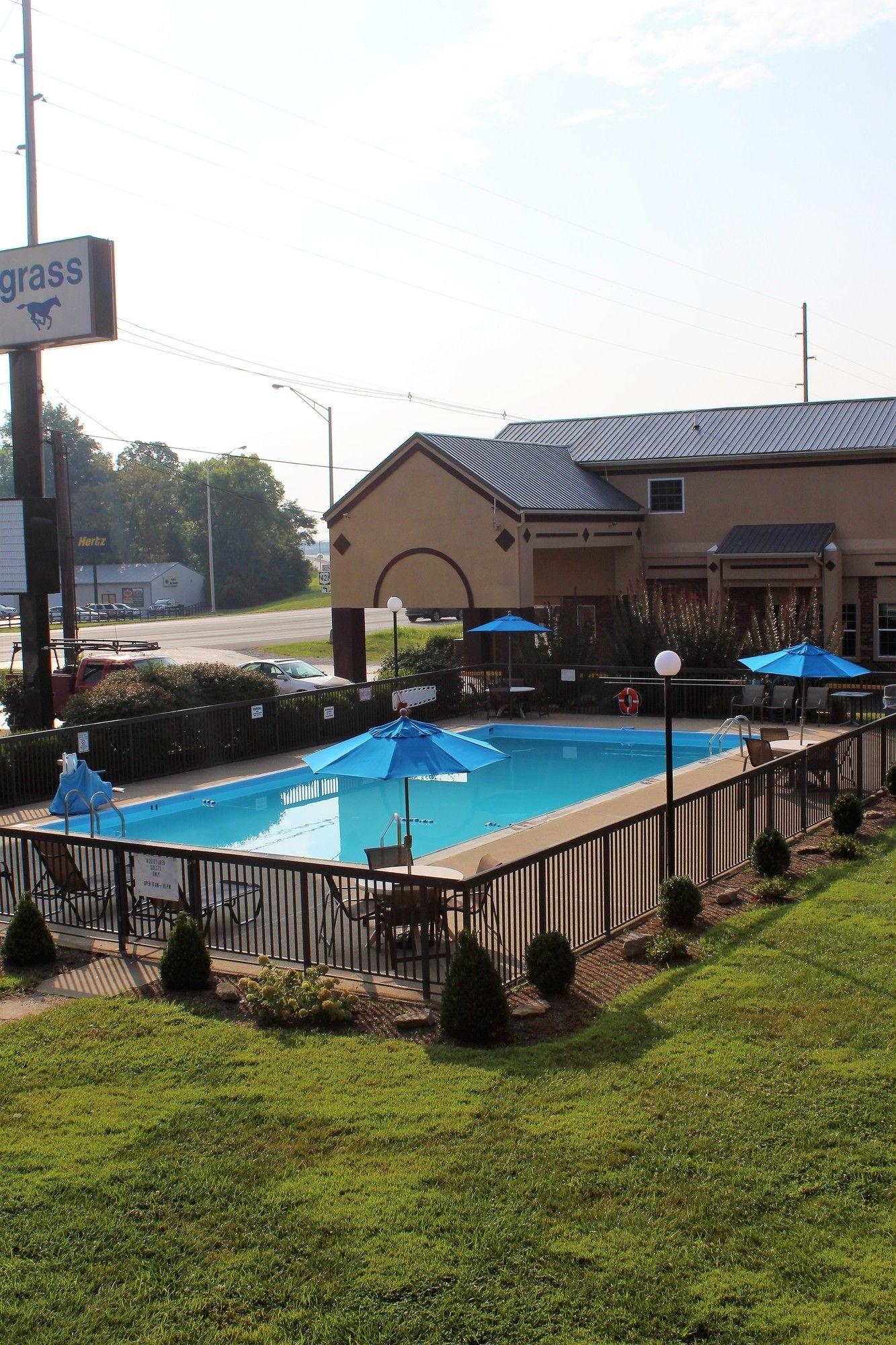Vista da piscina Bluegrass Inn