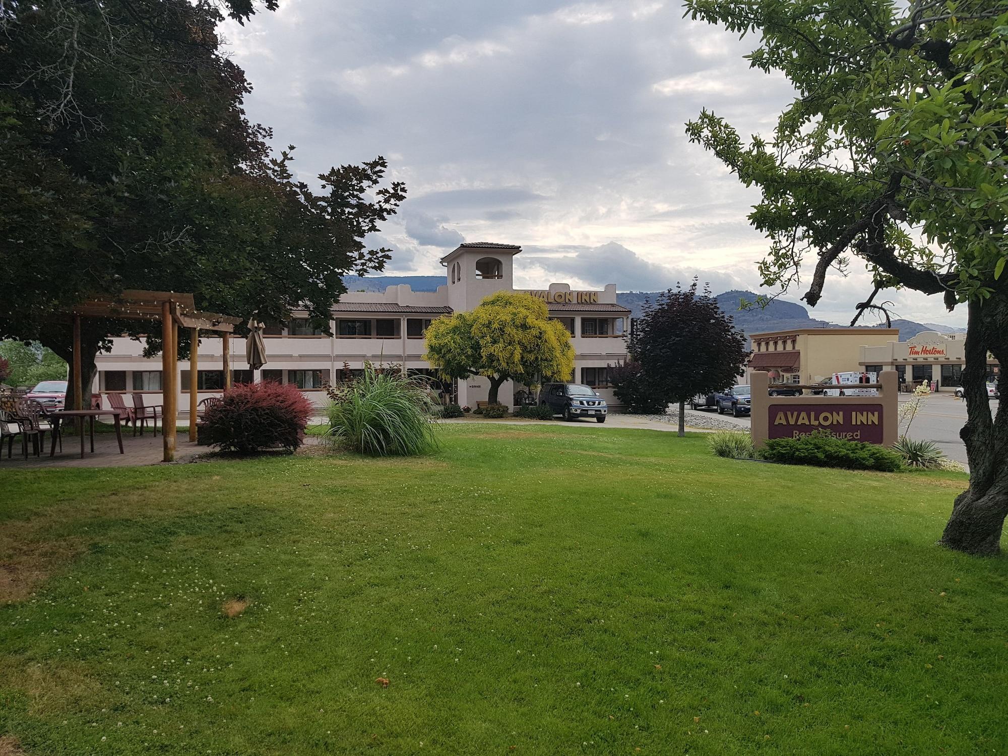 Varios Avalon Inn