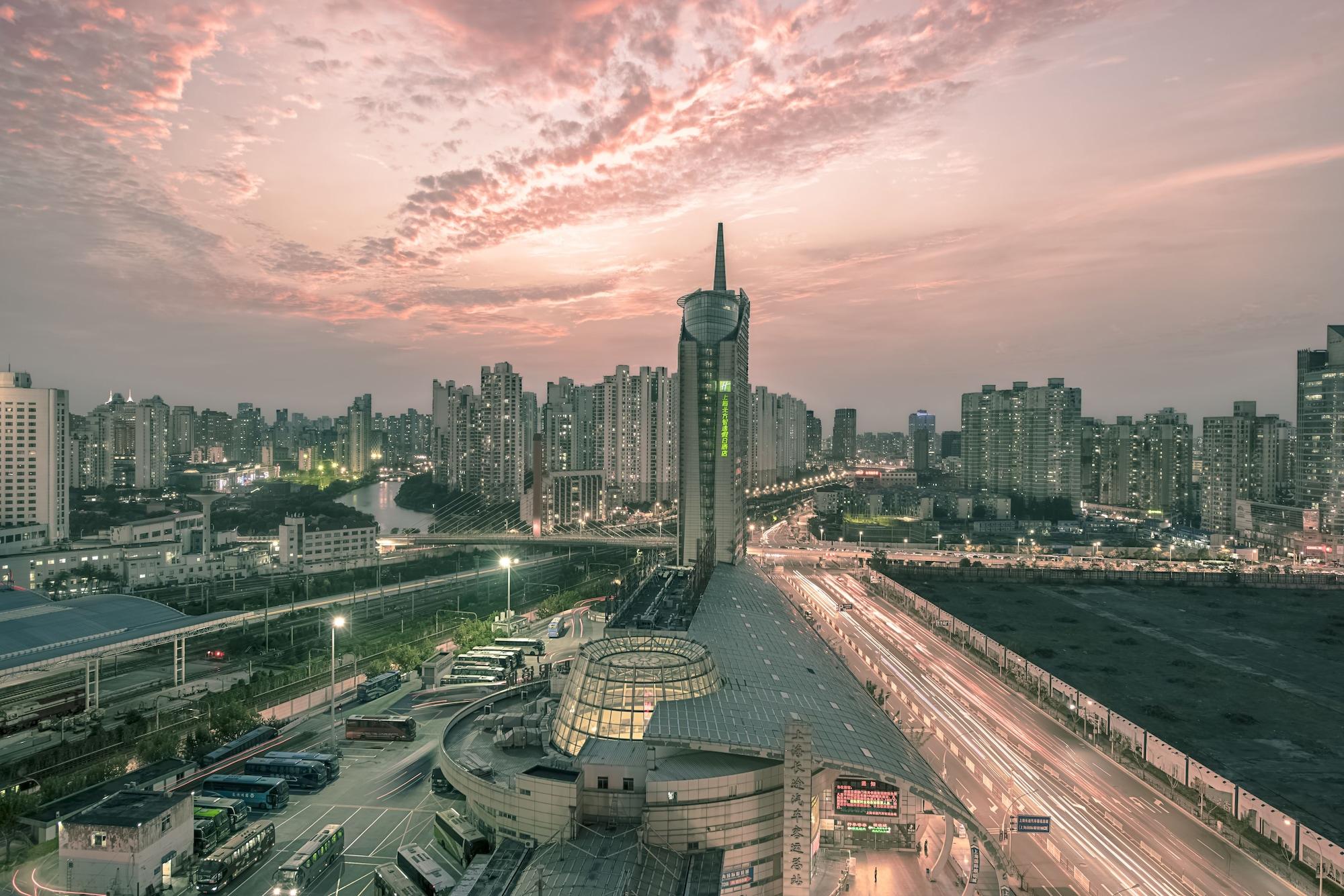 Vista Exterior Holiday Inn Shanghai Jing'an by IHG