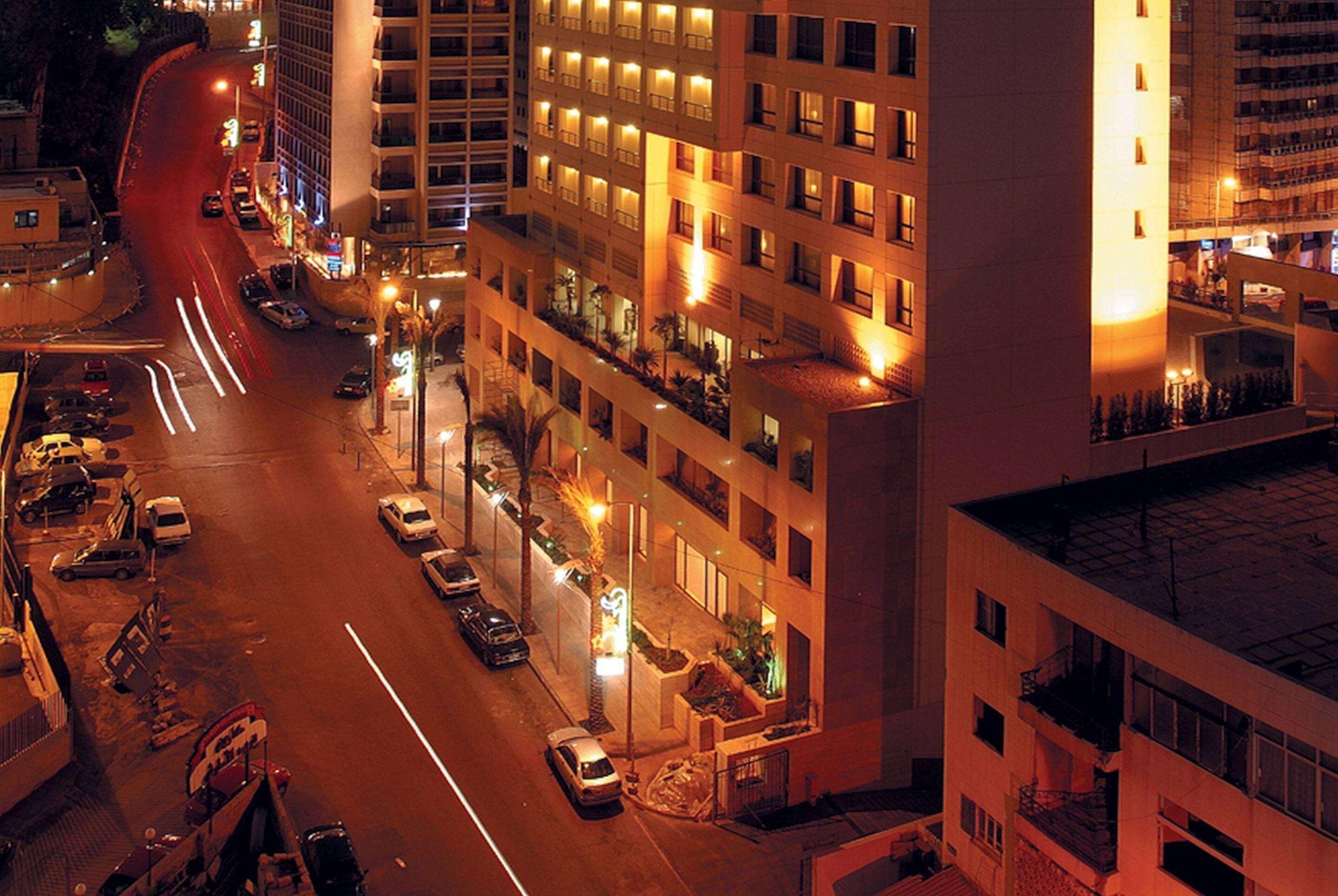 Vista Exterior Ramada Plaza by Wyndham Beirut Raouche