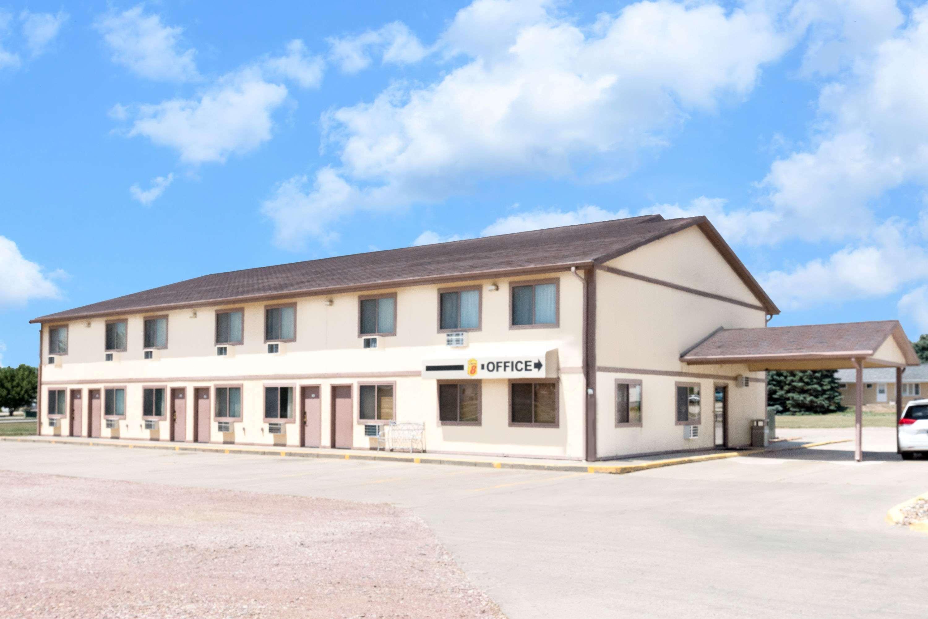 Vista Exterior Super 8 by Wyndham Winner SD