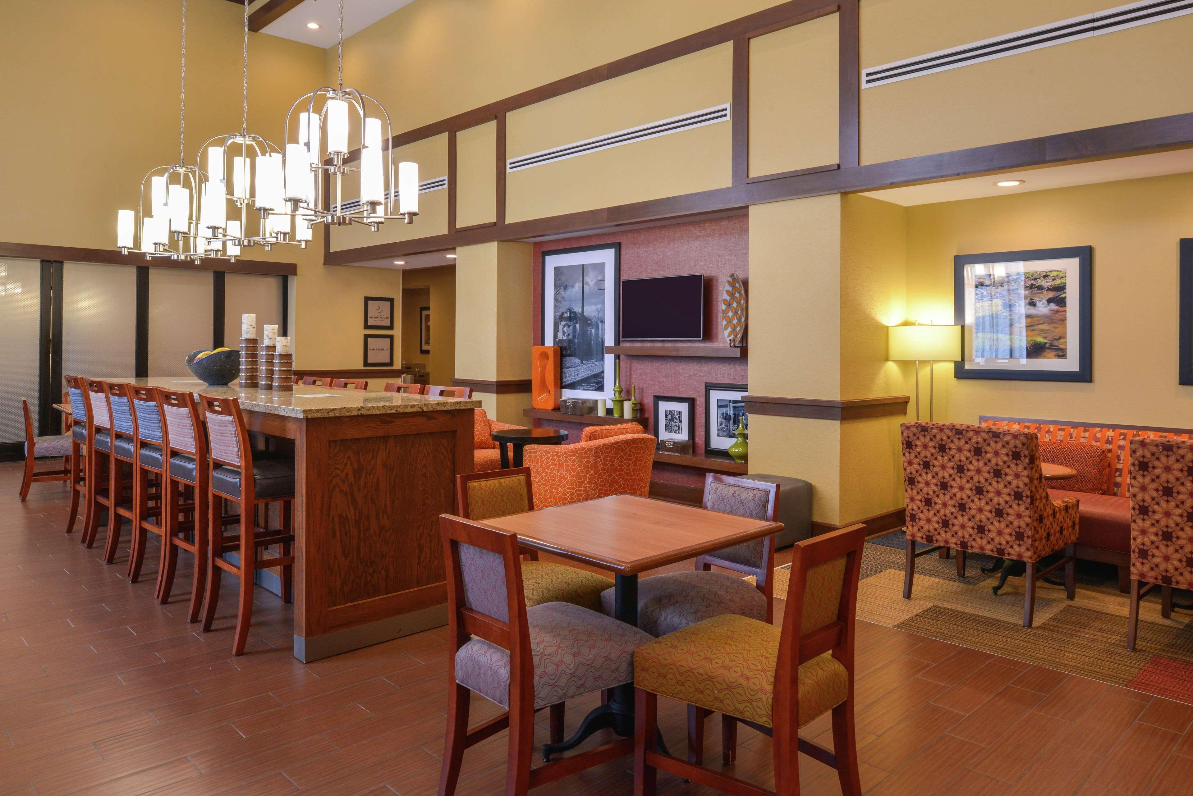 Vista Lobby Hampton Inn & Suites by Hilton Lonoke