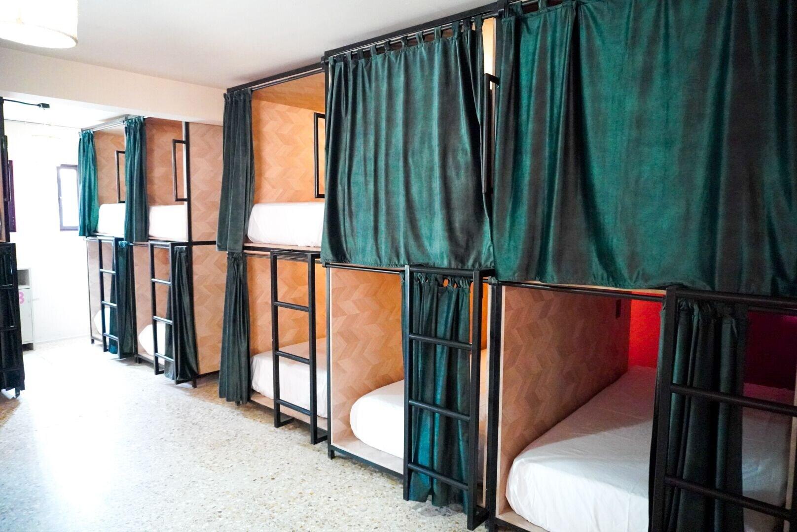 Varios Hostal Chocolate Calenda