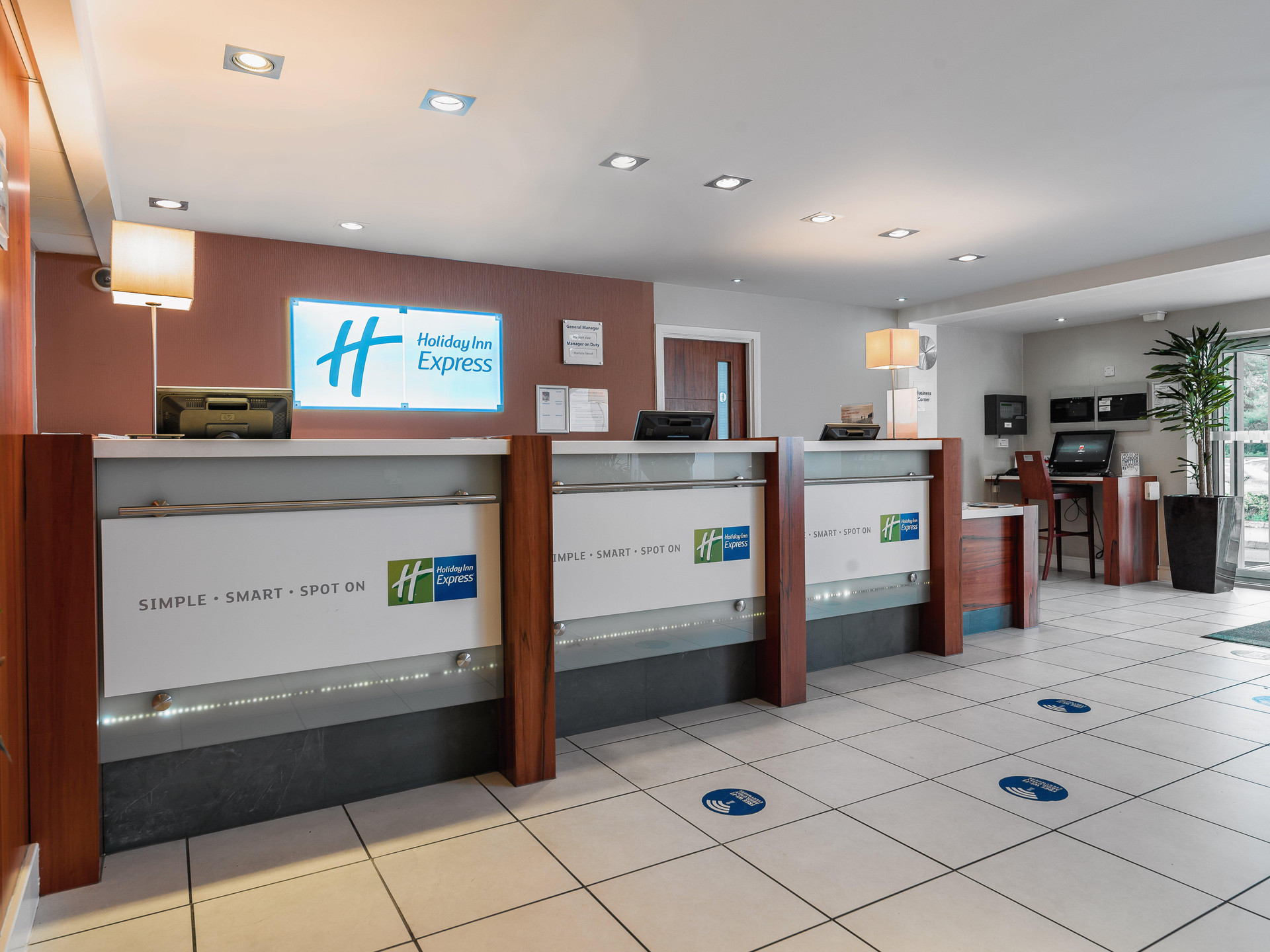 Vista Lobby Holiday Inn Express London Gatwick - Crawley by IHG