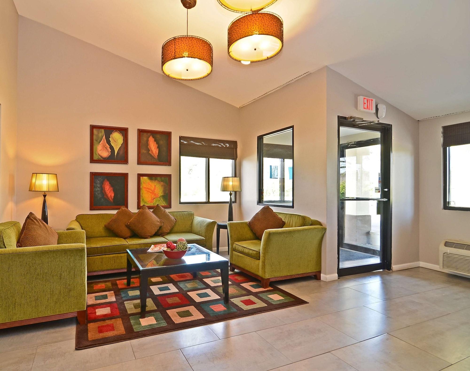 Vista Lobby Lexington Inn & Suites NW Chicago Elgin