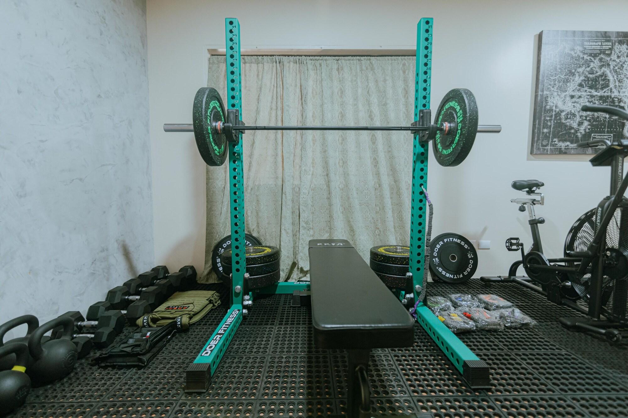 Gimnasio Oasis Diverse Adult Retreat.