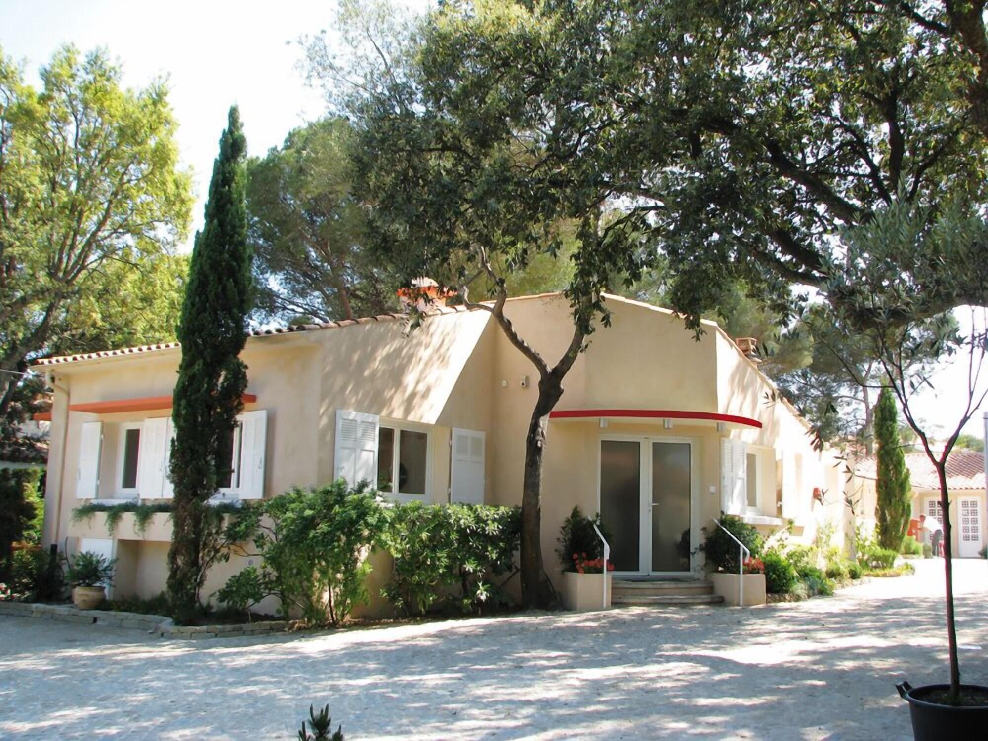 Varios Hôtel Athéna