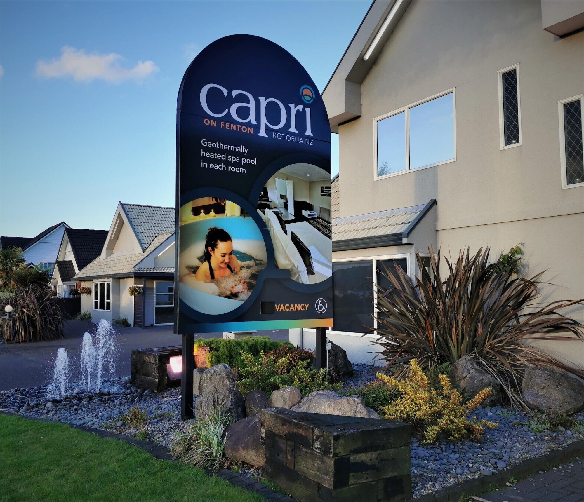 Vista Exterior Capri on Fenton
