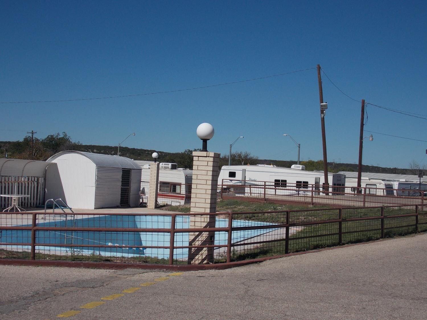 Comodidades del Alojamiento Holiday Host Motel