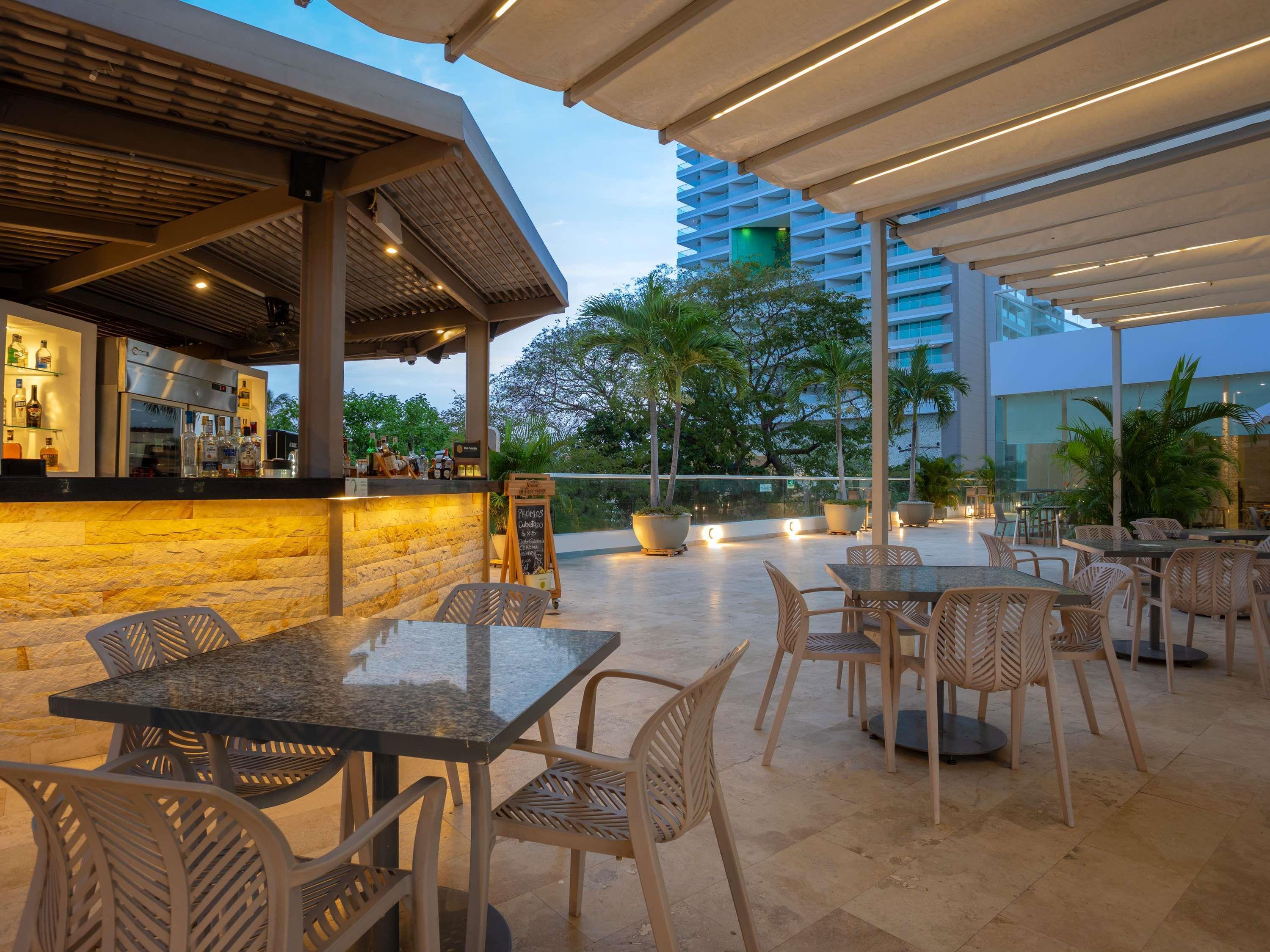 Vista da piscina Courtyard By Marriott Santa Marta Resort