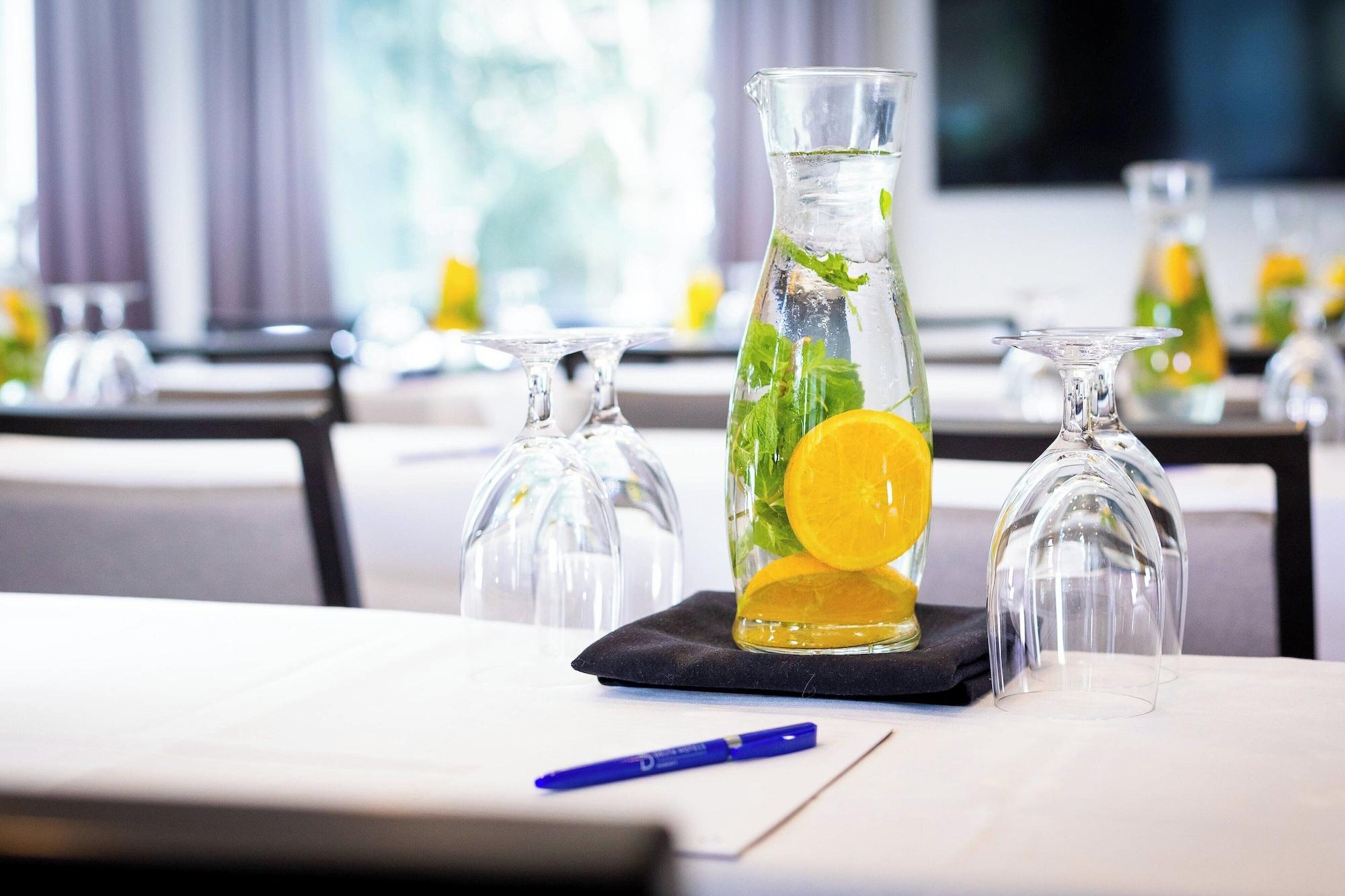 Sala de Reuniones Delta Hotels by Marriott Whistler Village Suites