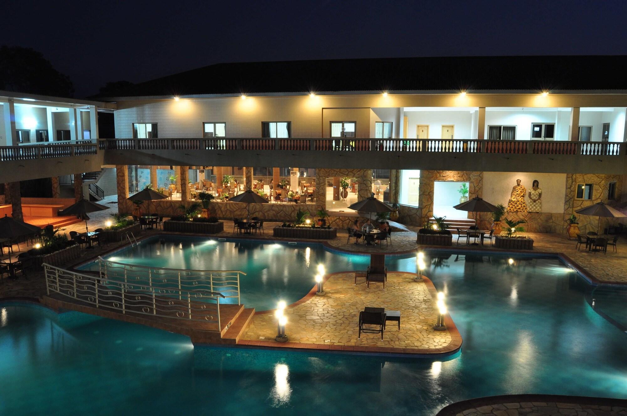 Vista Piscina Mensvic Grand Hotel