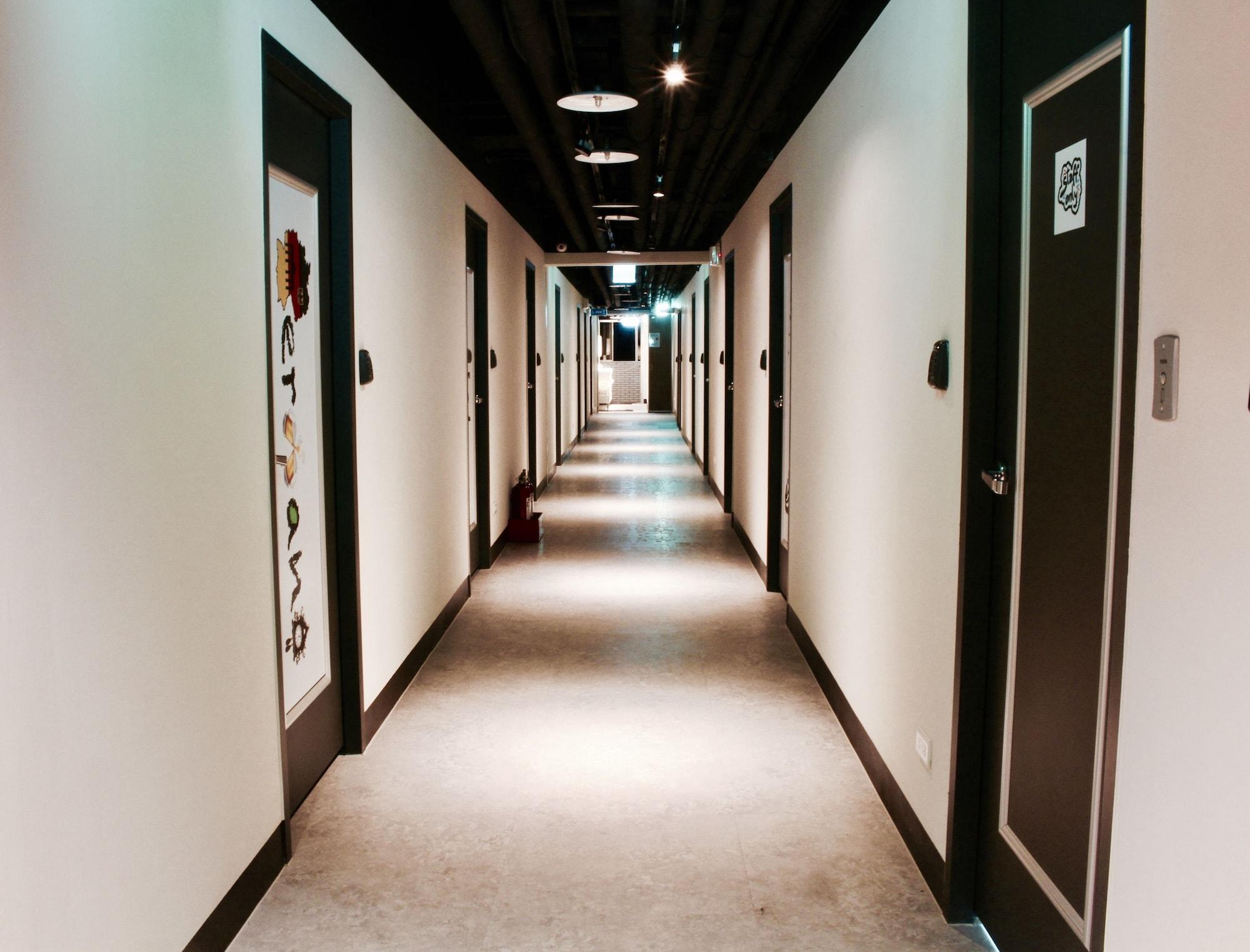 Varios Cavemen Hostel Taipei Station Branch
