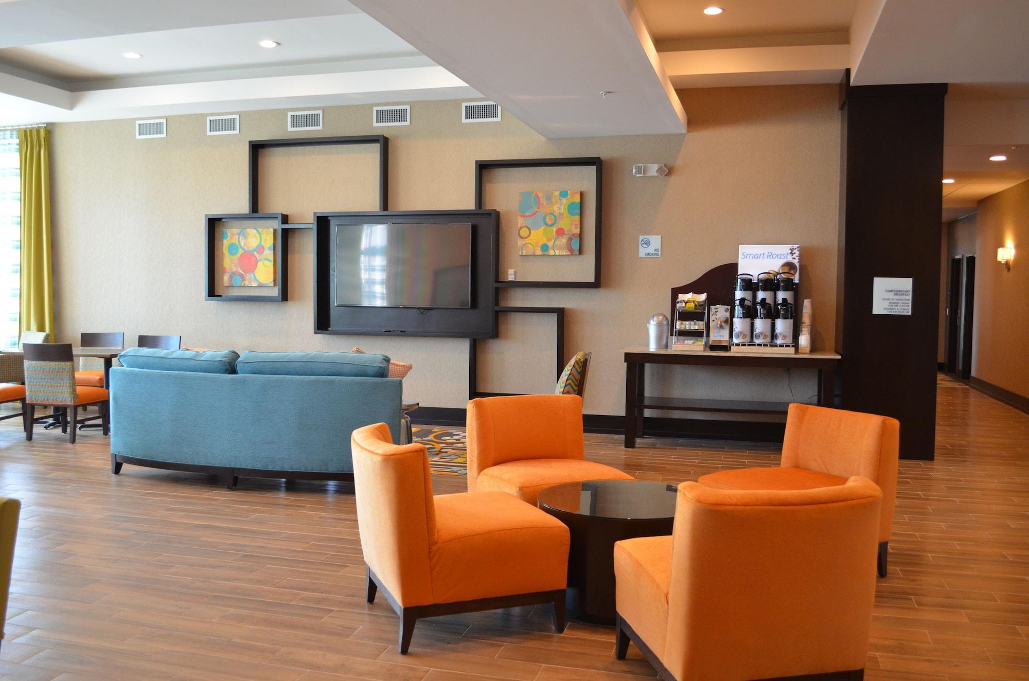 Vista Lobby Holiday Inn Express & Suites Austin South by IHG