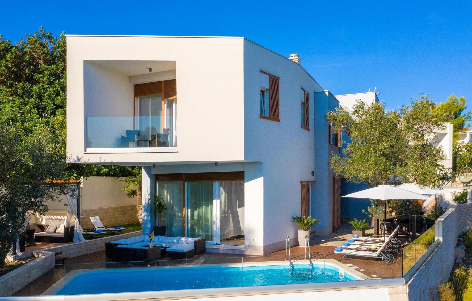 Vista da piscina Amazing Home in Slatine With Wifi and 4 Bedrooms