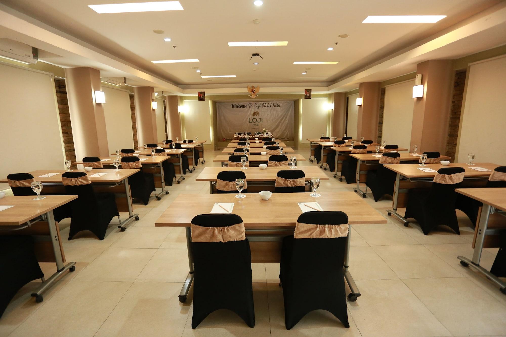 Sala de Reuniones Loji Hotel Solo by Wstay