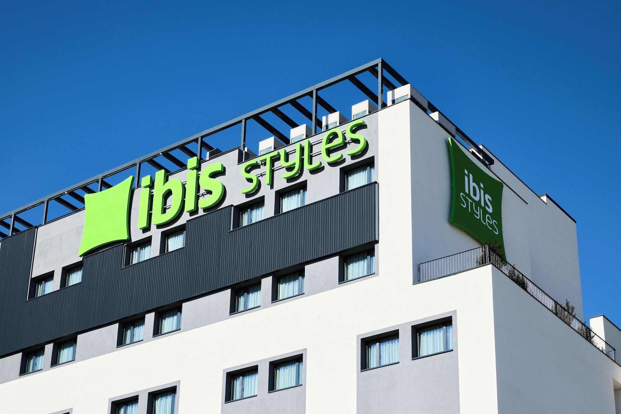 Vista Exterior ibis Styles Madrid Airport Valdebebas